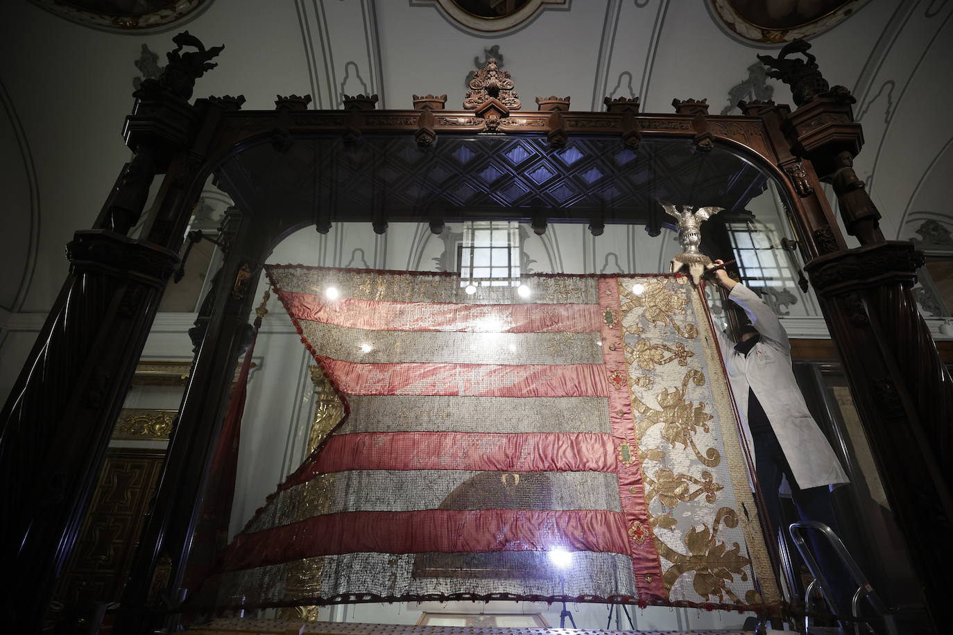 Técnicos toman muestras del estandarte para restaurarlo y preparar la nueva imagen del icono de los valencianos.