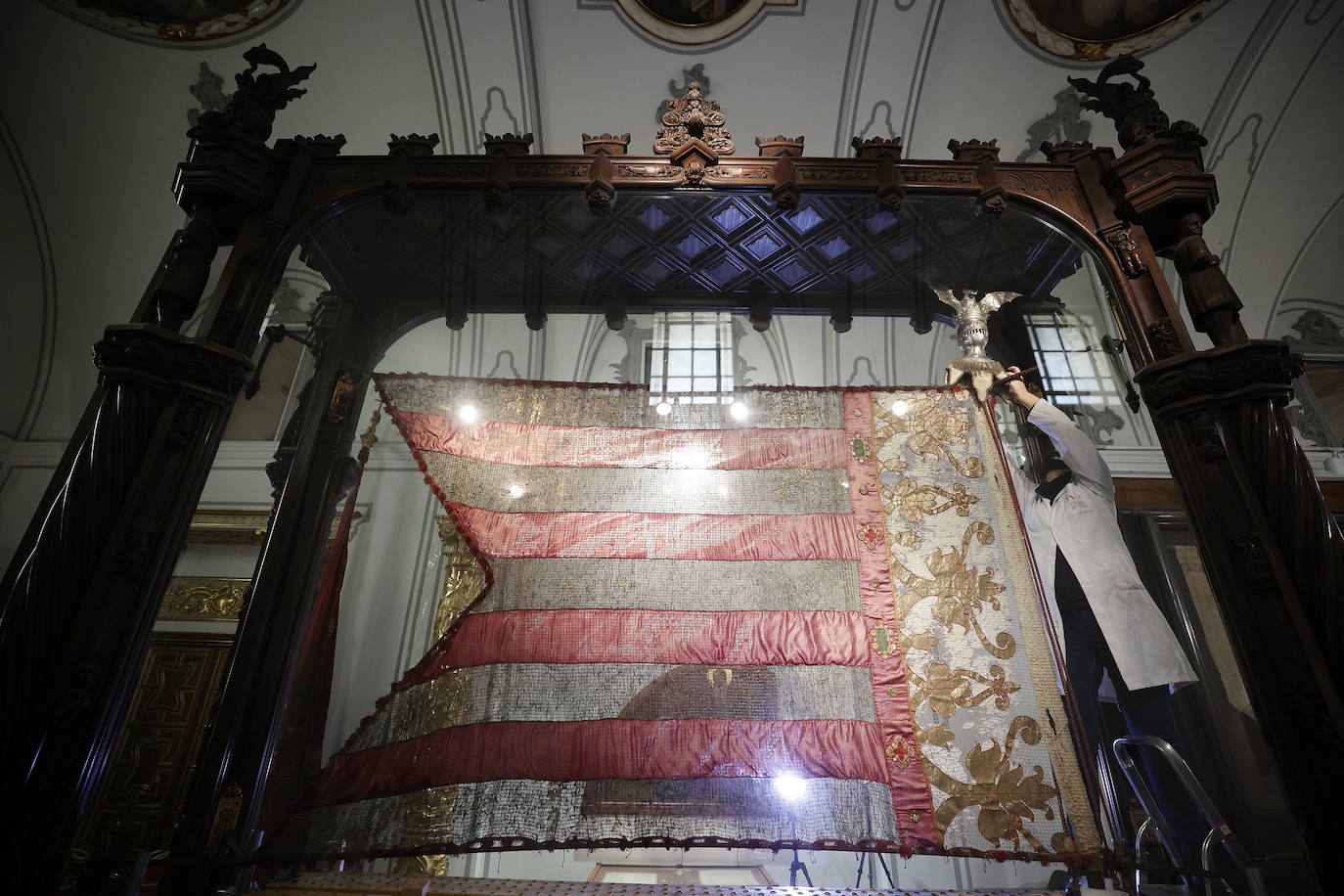 Técnicos toman muestras del estandarte para restaurarlo y preparar la nueva imagen del icono de los valencianos.