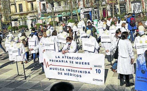 Profesionales sanitarios en huelga indefinida protestan por la situación que atraviesa la Atención Primaria. 