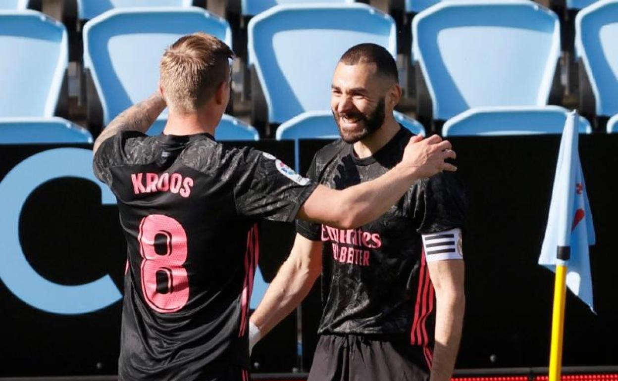 Kroos celebra con Benzema uno de los dos goles del francés ante el Celta. 