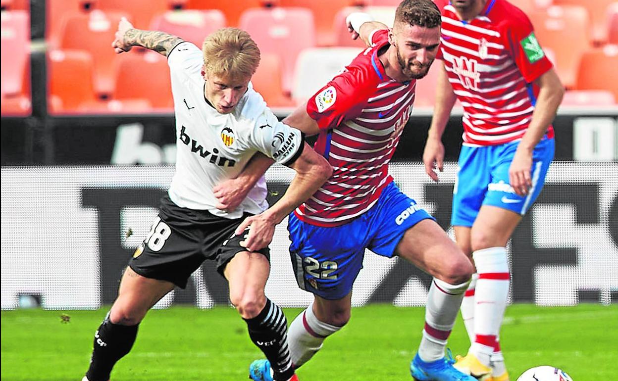 Goleador. Daniel Wass, que abrió el marcador, brega con Domingos Duarte.