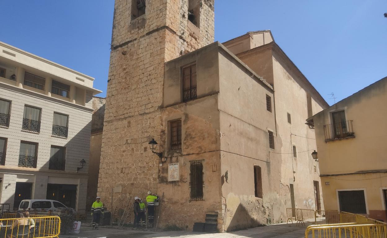 Las obras de la torre de la iglesia Santa Catalina de Alzira comienzan tras un año vallada