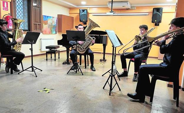 Los jóvenes en clase con sus instrumentos.