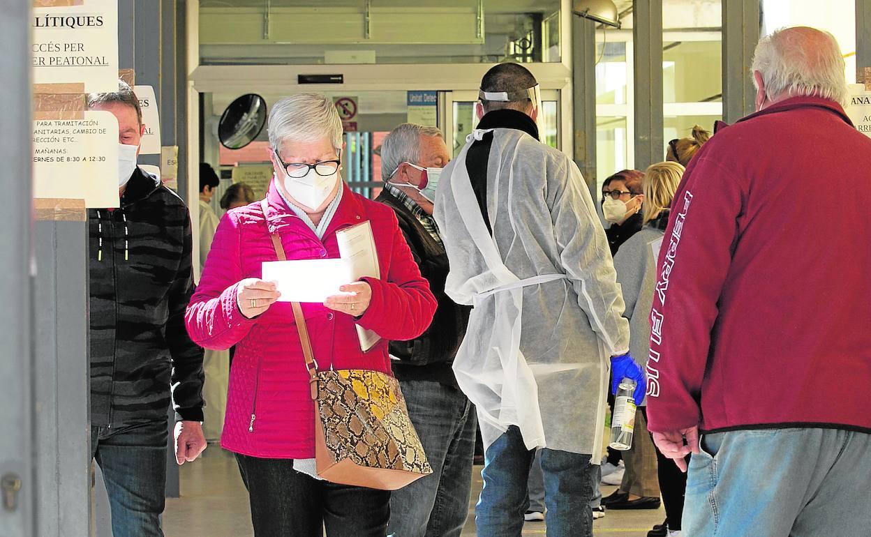 Usuarios en el centro de salud de Serrería, en Valencia, ayer.