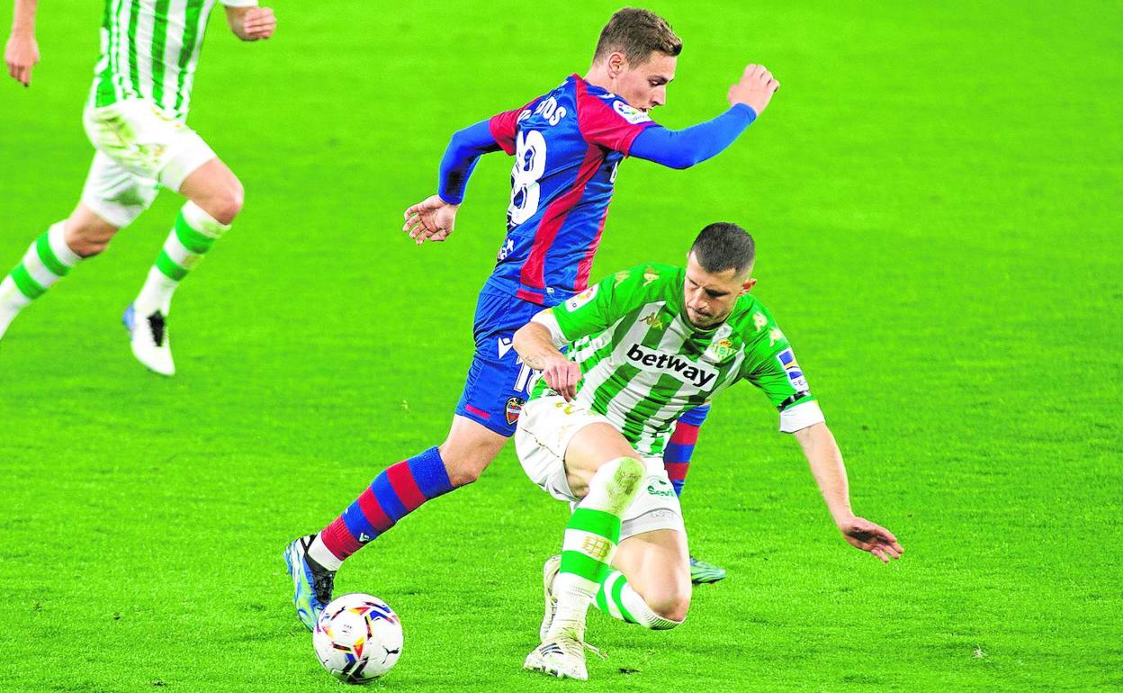 Jorge de Frutos trata de superar a Guido Rodríguez durante el partido del pasado viernes.