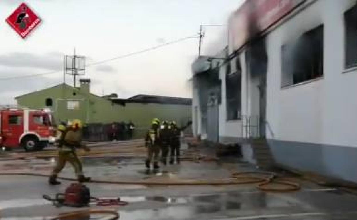 El fuego calcina un almacén de productos agrícolas en Pedreguer