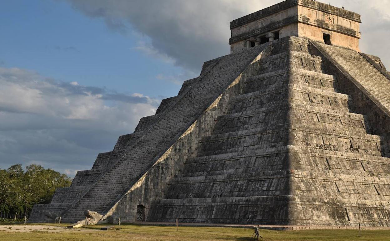 Pirámide de Kukulcán durante el fenómeno de luz y sombra, conocida como el Templo de las Siete Muñecas, en la zona arqueológica de Dzibilchaltún en el estado mexicano de Yucatán. 