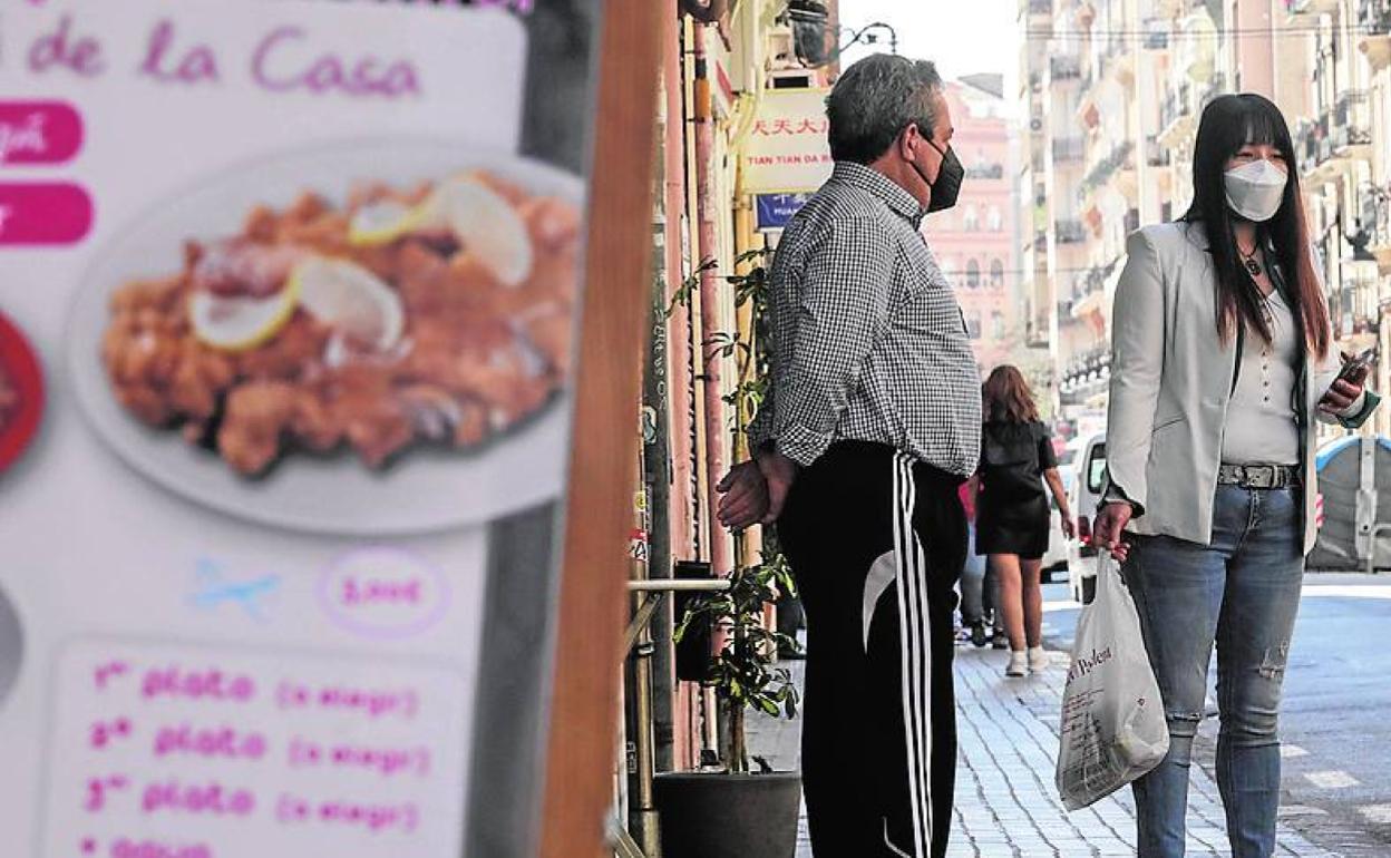 Comercios asiáticos en la calle de Pelayo.