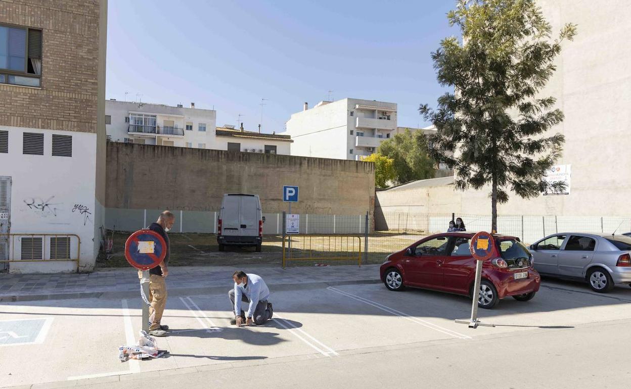 La parcela acondicionada para aparcar en la avenida del Norte. 