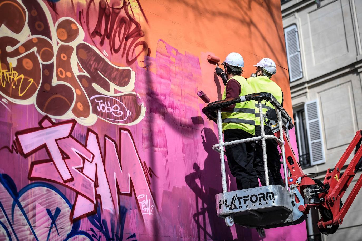 El dúo PichiAvo de artistas valencianos ha estampado un mural de 160 metros cuadrados en el Barrio Latino de París, uno de los pocos eventos artísticos acontecidos en esta ciudad ante el cierre de museos y el toque de queda a las seis de la tarde. En este barrio emblemático, las figuras mitológicas de Poseidón y Niké surgen sobre un tupido fondo de grafiti lleno de color. Se trata de una obra efímera que evoca el arte clásico de la capital francesa y deberá permanecer entre seis meses y un año.