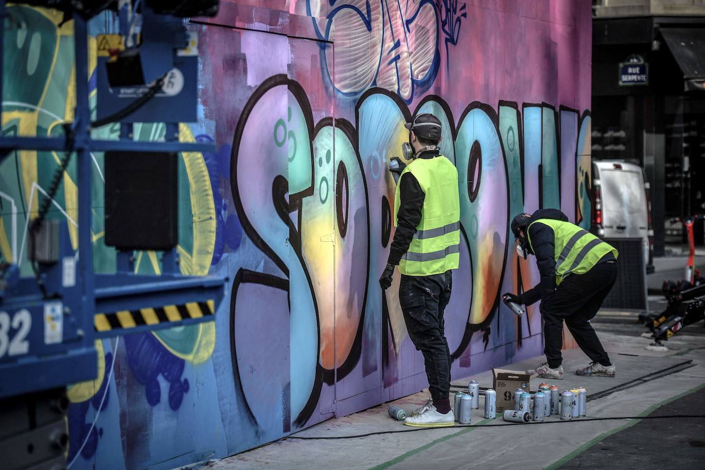 El dúo PichiAvo de artistas valencianos ha estampado un mural de 160 metros cuadrados en el Barrio Latino de París, uno de los pocos eventos artísticos acontecidos en esta ciudad ante el cierre de museos y el toque de queda a las seis de la tarde. En este barrio emblemático, las figuras mitológicas de Poseidón y Niké surgen sobre un tupido fondo de grafiti lleno de color. Se trata de una obra efímera que evoca el arte clásico de la capital francesa y deberá permanecer entre seis meses y un año.