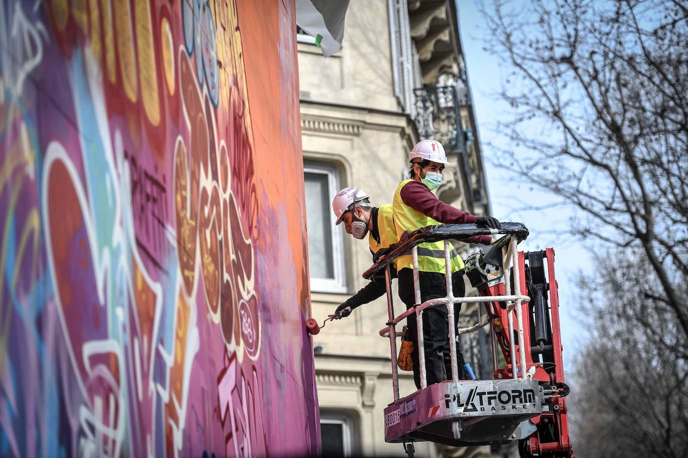 El dúo PichiAvo de artistas valencianos ha estampado un mural de 160 metros cuadrados en el Barrio Latino de París, uno de los pocos eventos artísticos acontecidos en esta ciudad ante el cierre de museos y el toque de queda a las seis de la tarde. En este barrio emblemático, las figuras mitológicas de Poseidón y Niké surgen sobre un tupido fondo de grafiti lleno de color. Se trata de una obra efímera que evoca el arte clásico de la capital francesa y deberá permanecer entre seis meses y un año.