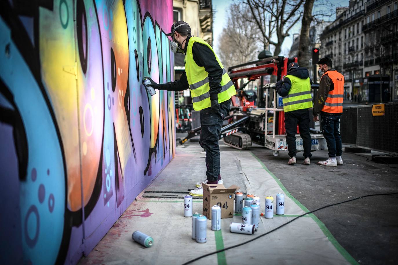 El dúo PichiAvo de artistas valencianos ha estampado un mural de 160 metros cuadrados en el Barrio Latino de París, uno de los pocos eventos artísticos acontecidos en esta ciudad ante el cierre de museos y el toque de queda a las seis de la tarde. En este barrio emblemático, las figuras mitológicas de Poseidón y Niké surgen sobre un tupido fondo de grafiti lleno de color. Se trata de una obra efímera que evoca el arte clásico de la capital francesa y deberá permanecer entre seis meses y un año.