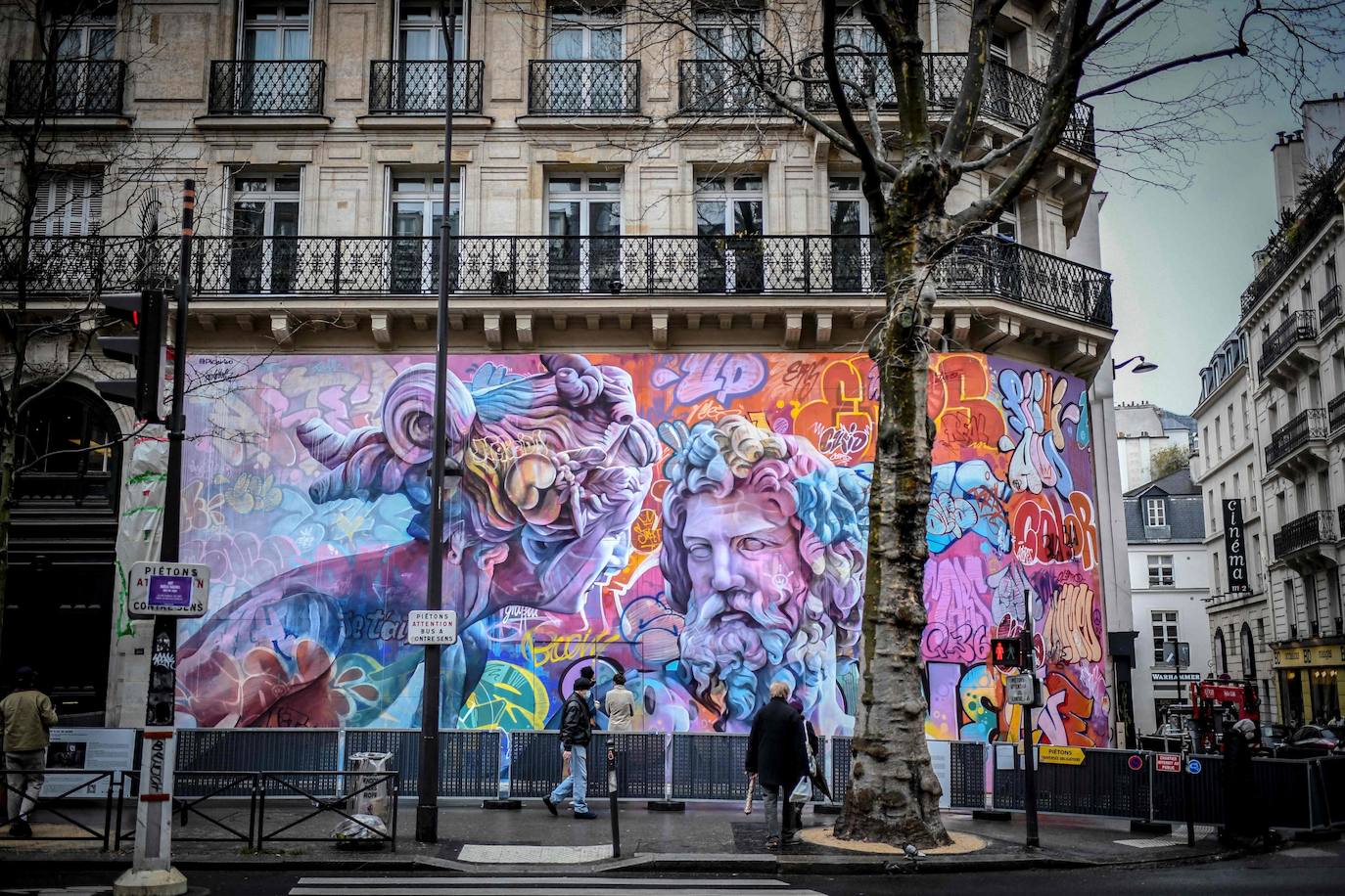 El dúo PichiAvo de artistas valencianos ha estampado un mural de 160 metros cuadrados en el Barrio Latino de París, uno de los pocos eventos artísticos acontecidos en esta ciudad ante el cierre de museos y el toque de queda a las seis de la tarde. En este barrio emblemático, las figuras mitológicas de Poseidón y Niké surgen sobre un tupido fondo de grafiti lleno de color. Se trata de una obra efímera que evoca el arte clásico de la capital francesa y deberá permanecer entre seis meses y un año.