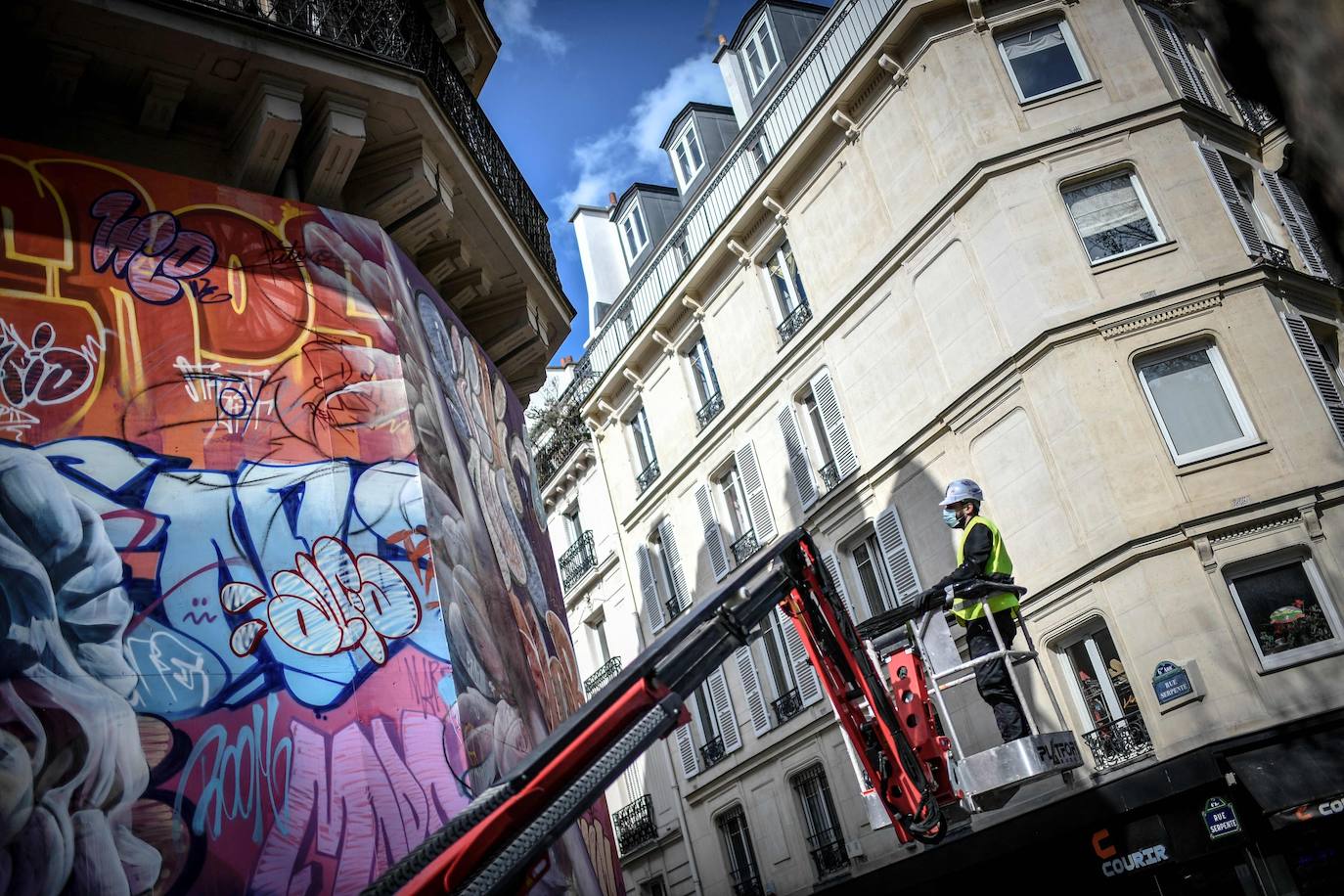 El dúo PichiAvo de artistas valencianos ha estampado un mural de 160 metros cuadrados en el Barrio Latino de París, uno de los pocos eventos artísticos acontecidos en esta ciudad ante el cierre de museos y el toque de queda a las seis de la tarde. En este barrio emblemático, las figuras mitológicas de Poseidón y Niké surgen sobre un tupido fondo de grafiti lleno de color. Se trata de una obra efímera que evoca el arte clásico de la capital francesa y deberá permanecer entre seis meses y un año.