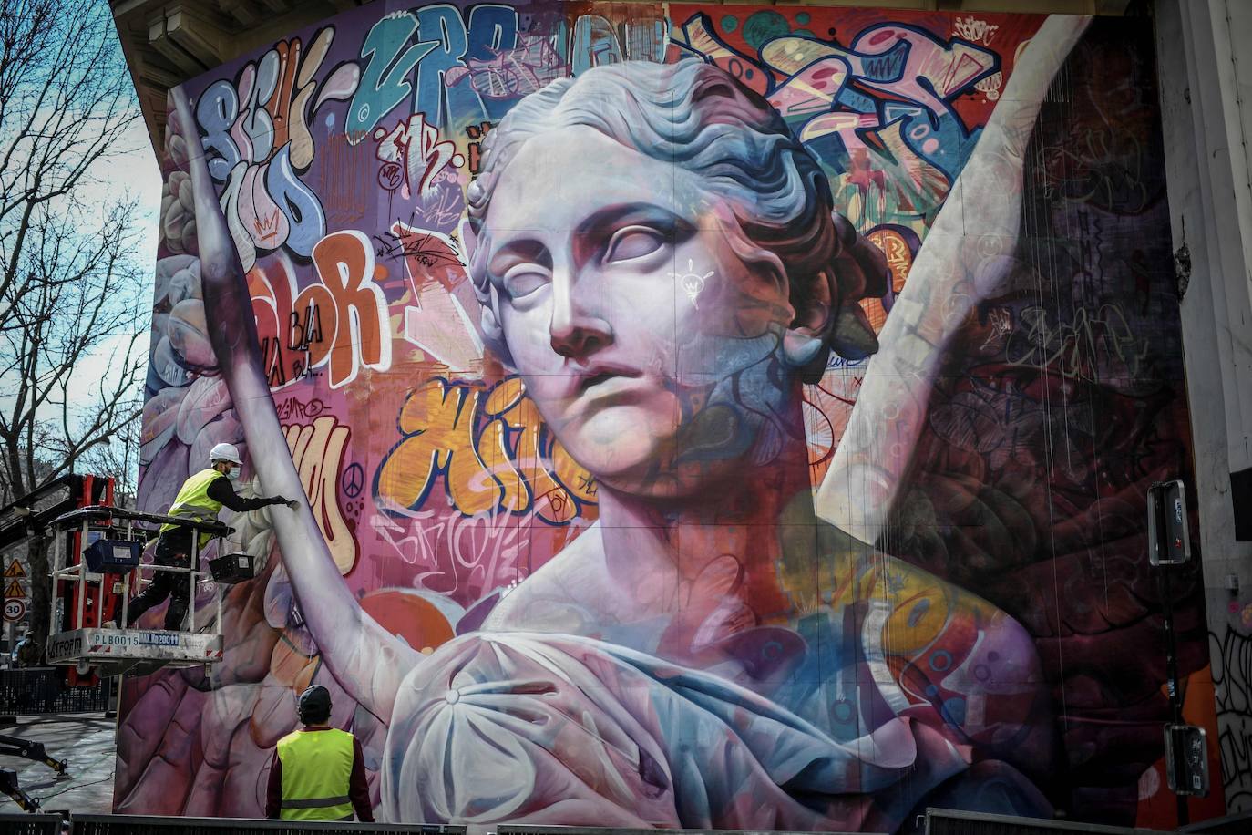 El dúo PichiAvo de artistas valencianos ha estampado un mural de 160 metros cuadrados en el Barrio Latino de París, uno de los pocos eventos artísticos acontecidos en esta ciudad ante el cierre de museos y el toque de queda a las seis de la tarde. En este barrio emblemático, las figuras mitológicas de Poseidón y Niké surgen sobre un tupido fondo de grafiti lleno de color. Se trata de una obra efímera que evoca el arte clásico de la capital francesa y deberá permanecer entre seis meses y un año.