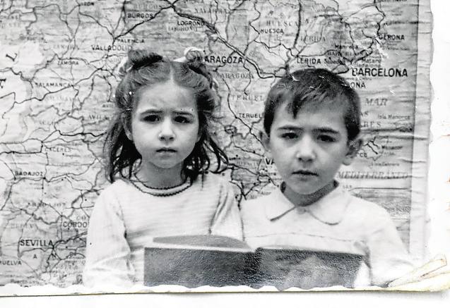 En la escuela. «Ahí estoy comi hermana Pili,es una foto que tenemos todos los españoles de aquella epoca. 