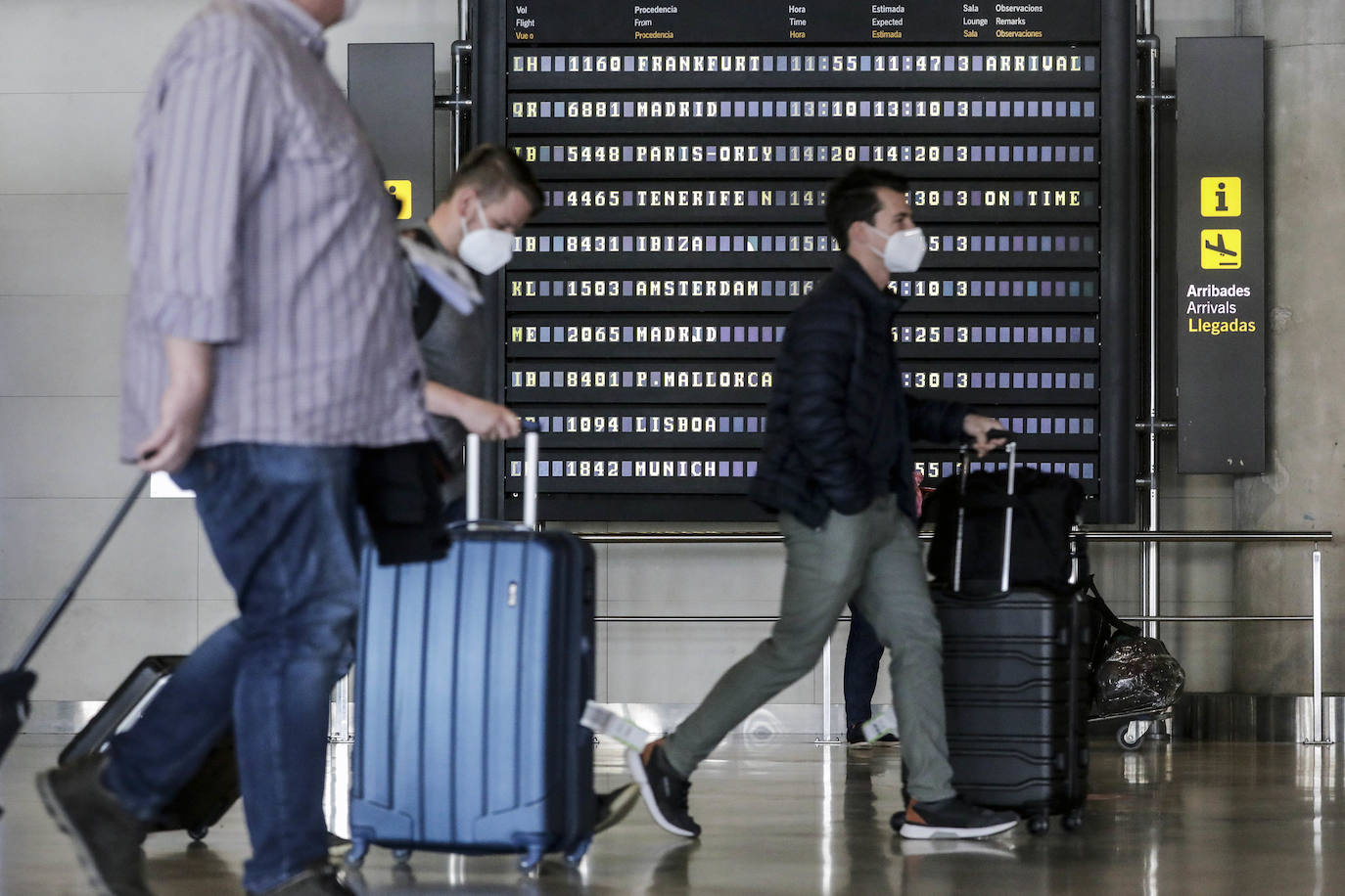 Llegada de turistas extranjeros al aeropuerto de Manises. 