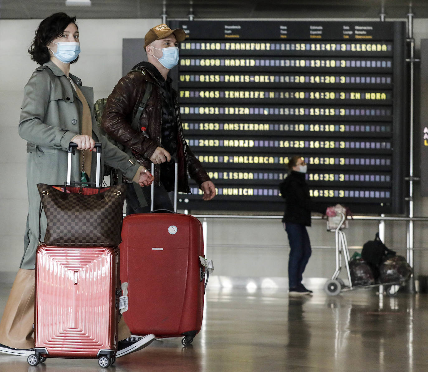 Llegada de turistas extranjeros al aeropuerto de Manises. 