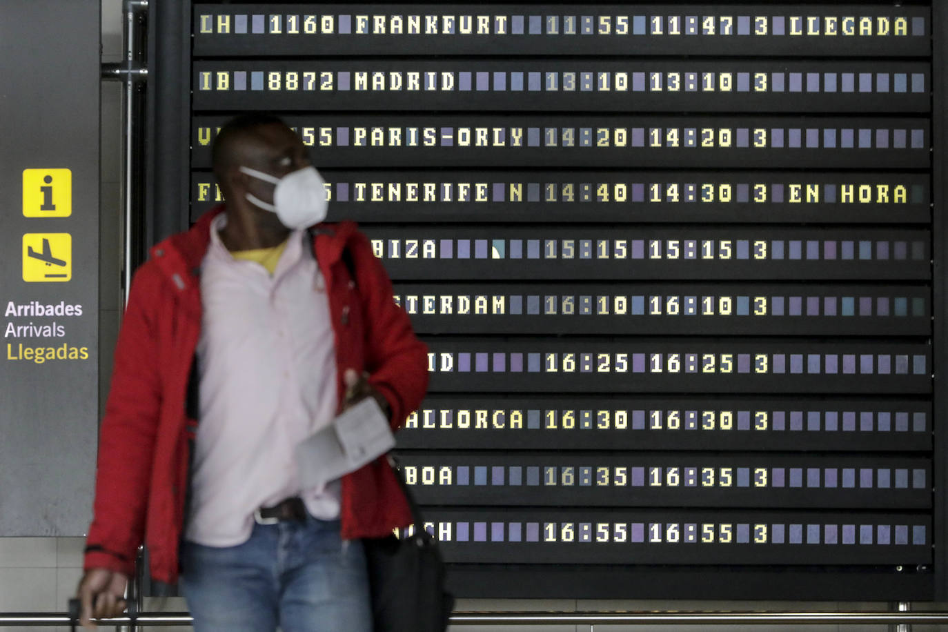 Llegada de turistas extranjeros al aeropuerto de Manises. 