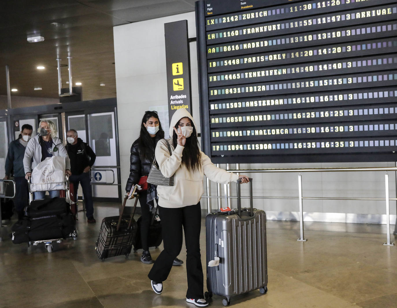 Llegada de turistas extranjeros al aeropuerto de Manises. 