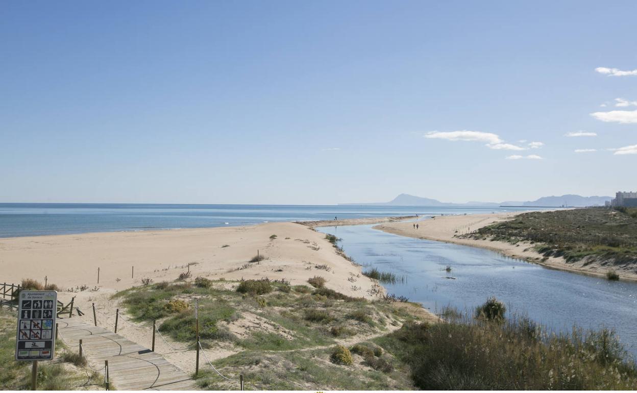 Tramo de la playa de l'Auir junto a la desembocadura del río Vaca. 