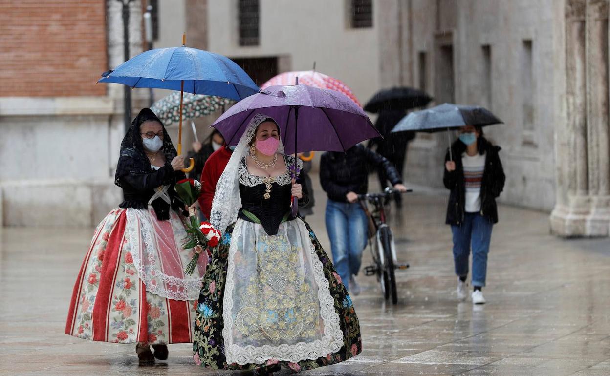 Una fallera la semana pasada en Valencia