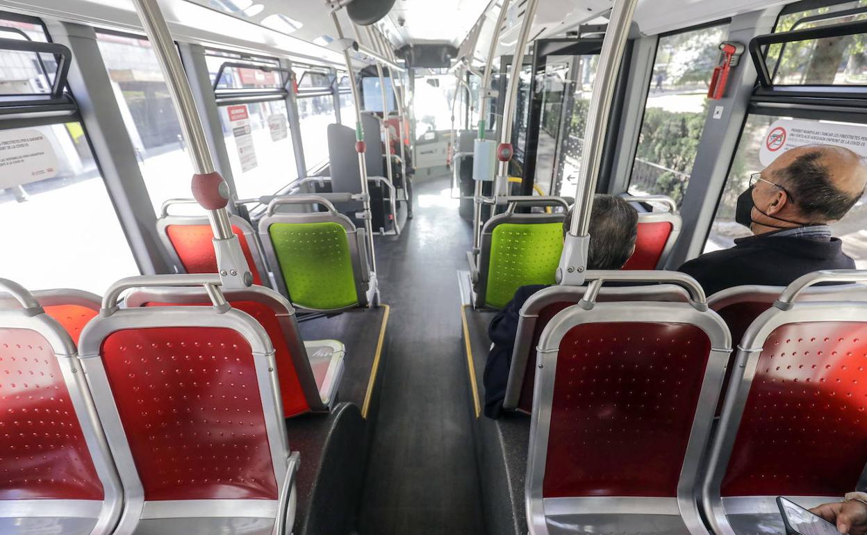 Interior de un autobús de la EMT en Valencia