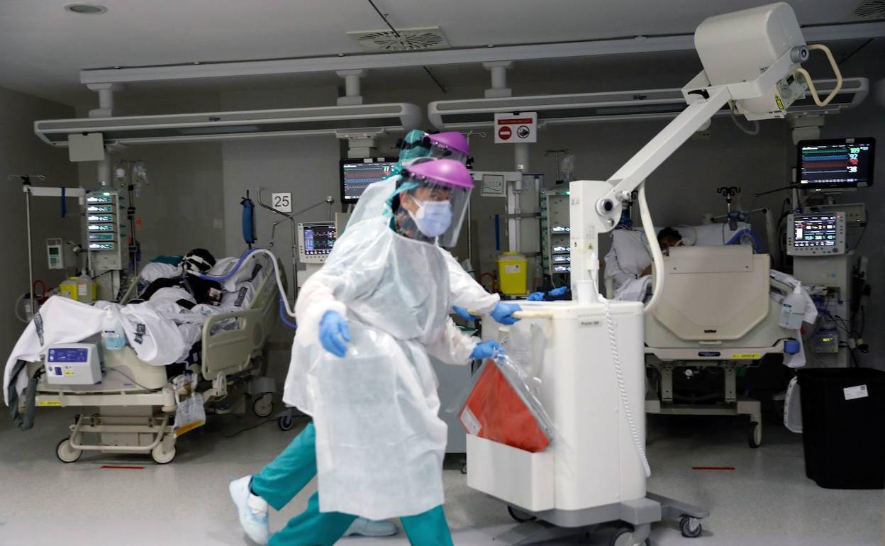 personal sanitario atienden a pacientes en la Unidad de Cuidados Intensivos del Hospital La Fe de Valencia. 