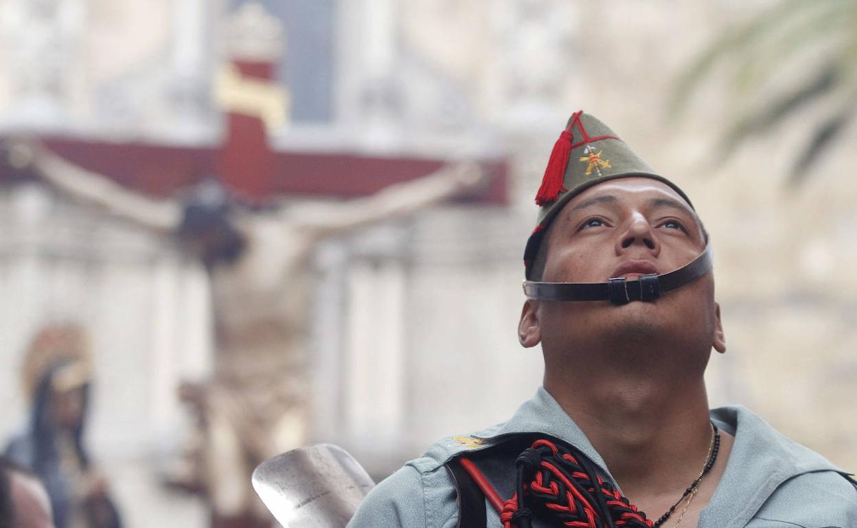 Un legionario del Tercio Gran Capitán acompaña al Cristo de la Caridad en la procesión de Córdoba el Jueves Santo. 