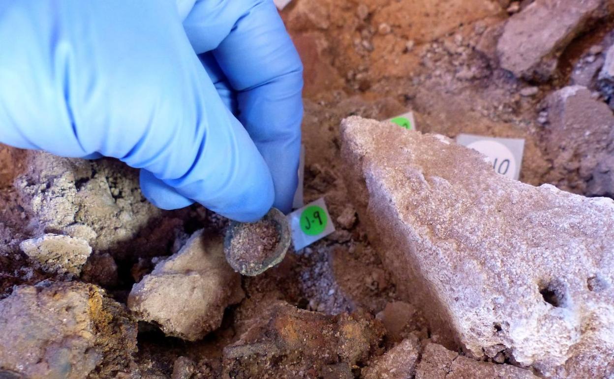 Descubren y abren una caja fuerte romana de hace 1.700 años