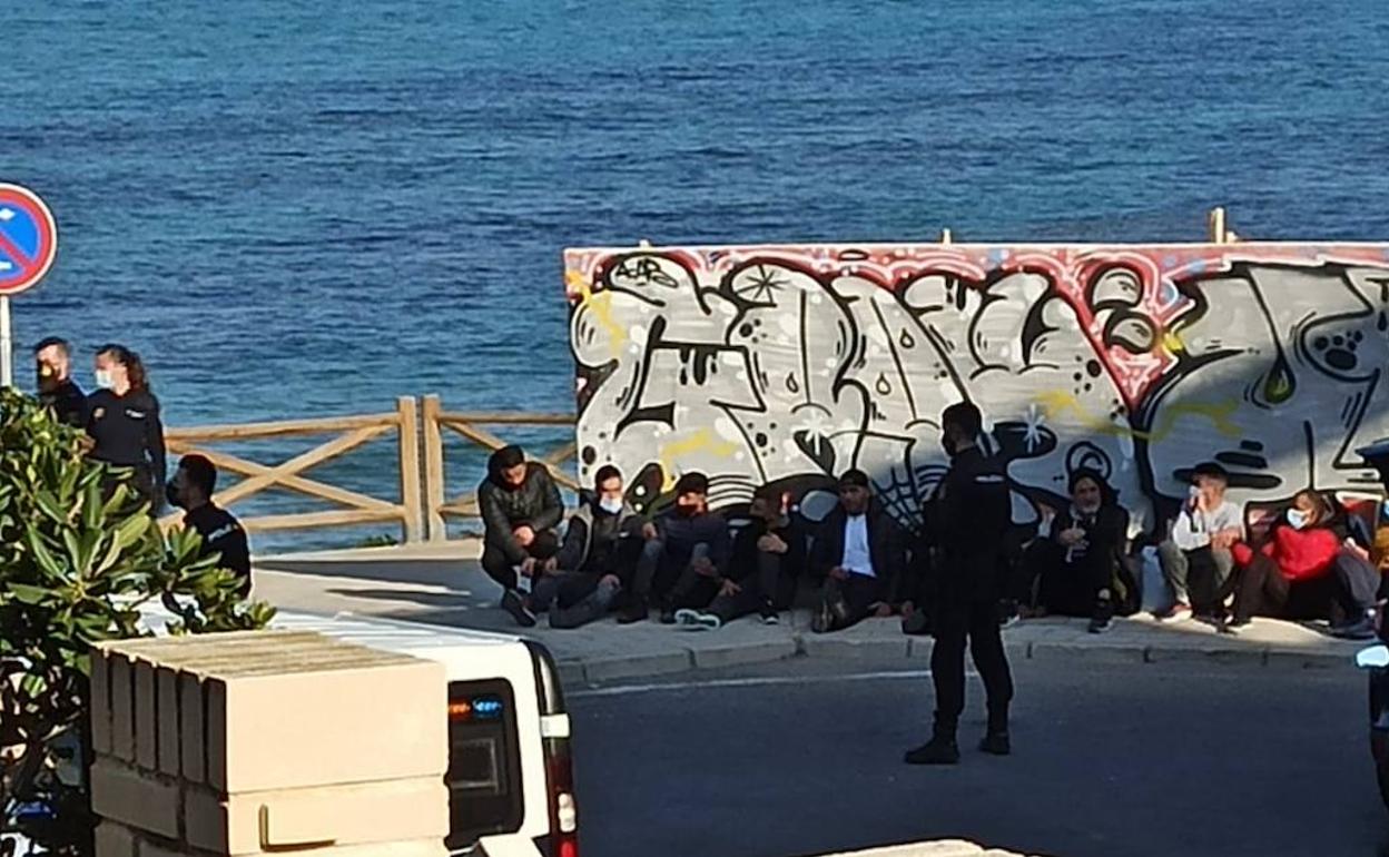 Los inmigrantes han sido retenidos por la Policía antes de ser trasladados al puerto de Alicante. 