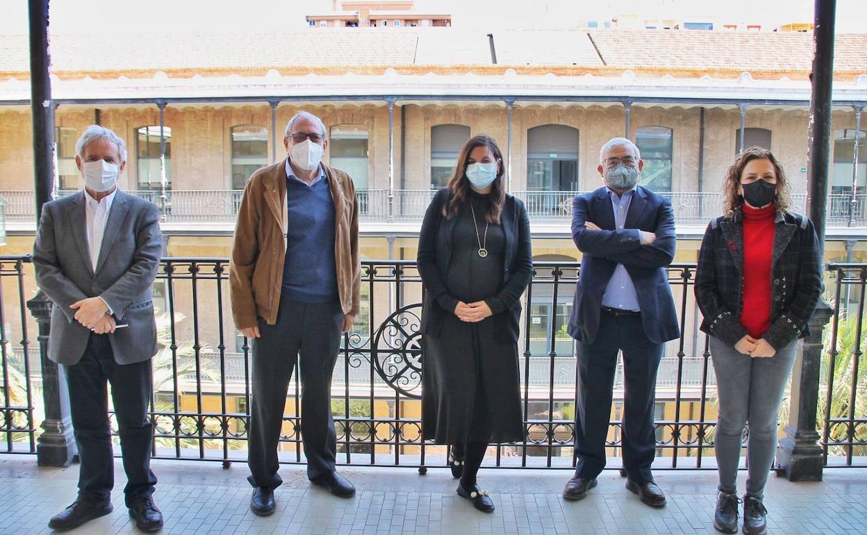 Asistentes a la reunión, con la vicealcaldesa Sandra Gómez en el centro. 