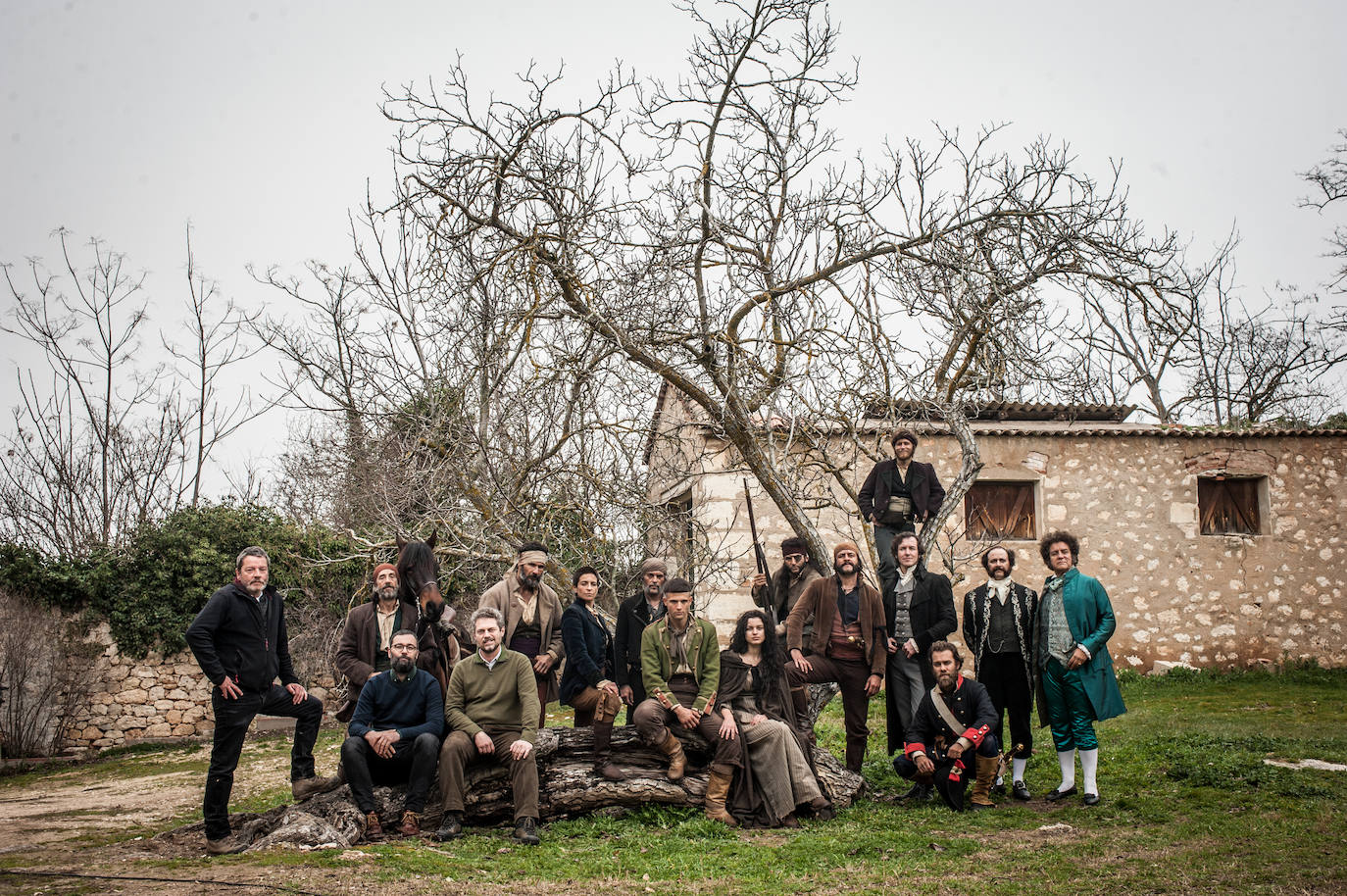 'LIBERTAD' | Estreno: 26 de marzo. Plataforma: Movistar +. Reparto: Bebe, Isak Férriz, Jason Fernández, Xabier Deive, Jorge Suquet, Sofía Oria, Luis Callejo, Pedro Casablanc, Manolo Caro, Ginés García Millán y José Sospedra. Sinopsis: Miniserie de cinco capítulos (que también tiene una versión en forma de largometraje) ambientada en la España del siglo XIX. Una mujer apodada La Llanera sale de prisión tras 17 años. Durante su encierro, ha sido sentada todos los años en el garrote vil e indultada en el último momento. Su hijo Juan nació en la celda y no conoce a su padre, el célebre bandolero Lagartijo. Madre e hijo intentarán vivir la libertad que tantos años les ha sido negada mientras son perseguidos por cuadrillas de bandoleros y escopeteros del Gobernador. Lagartijo, Aceituno y el Gobernador buscan a La Llanera, pero también se buscan entre sí.