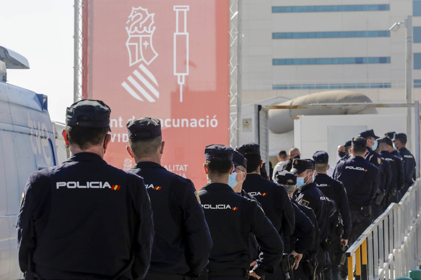 Policía y Guardias Civiles de la Comunitat son los primeros en recibir este miércoles 24 de marzo las inyecciones de la fórmula británica tras su paralización por el Ministerio de Sanidad. En las imágenes, los agentes esperan su turno para ser vacunados en el hospital campaña de La Fe.