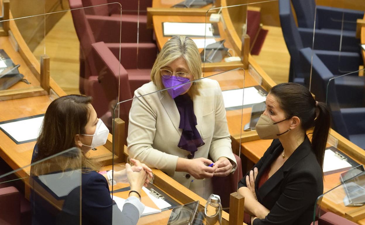 Mamen Peris, en el centro, y Ruth Merino, a la derecha, en Les Corts. 
