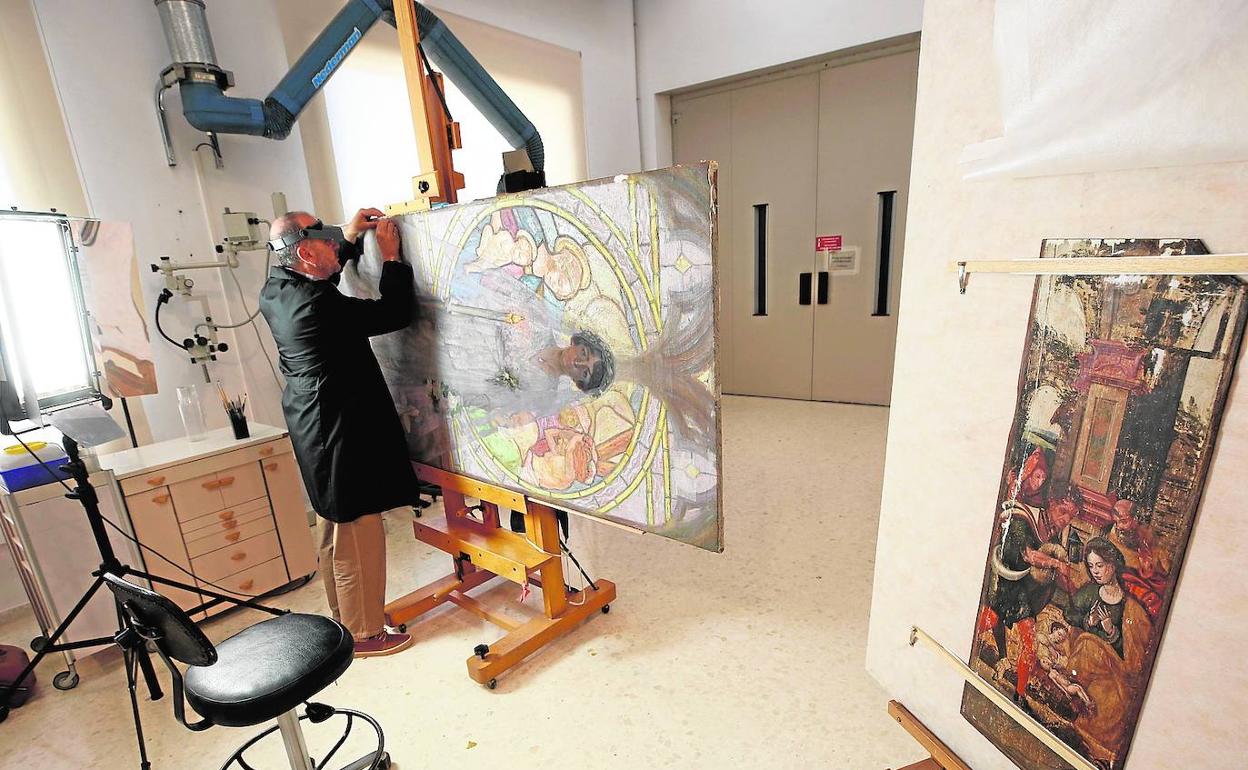 Un profesional en el taller de restauración del Museo de Bellas Artes. 