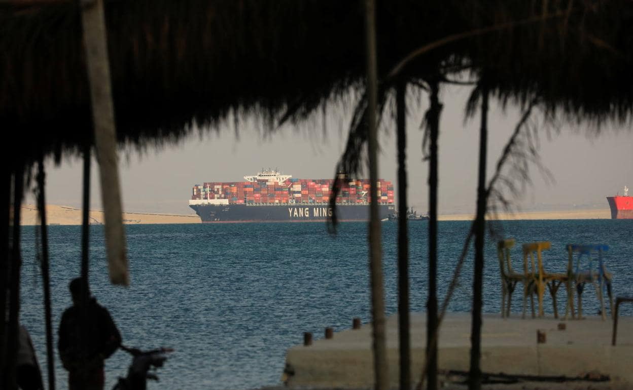 Un portacontenedores espera para acceder al Canal de Suez. 