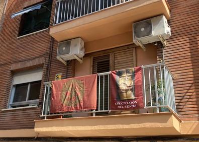 Imagen secundaria 1 - Balcones con imágenes en la calle Justo Vilar, calle del Rosario y Pintor Ferrandis. 