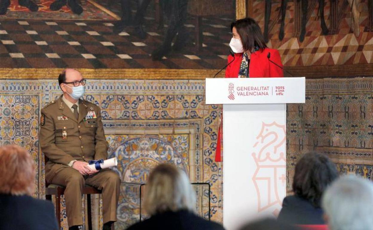 La ministra de Defensa, Margarita Robles , junto al teniente general de la Unidad Militar de Emergencias (UME), Luis Martínez Meijide. 