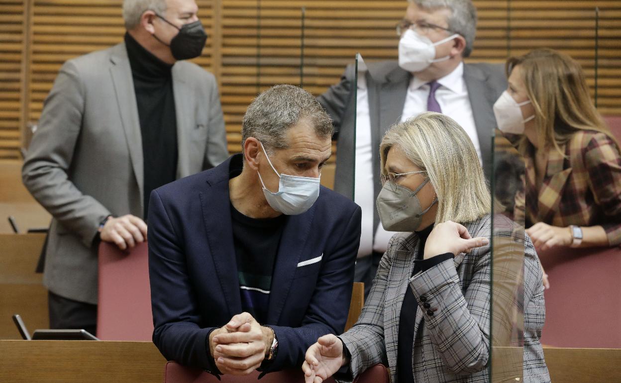 Cantó, a la izquierda de la imagen, en Les Corts