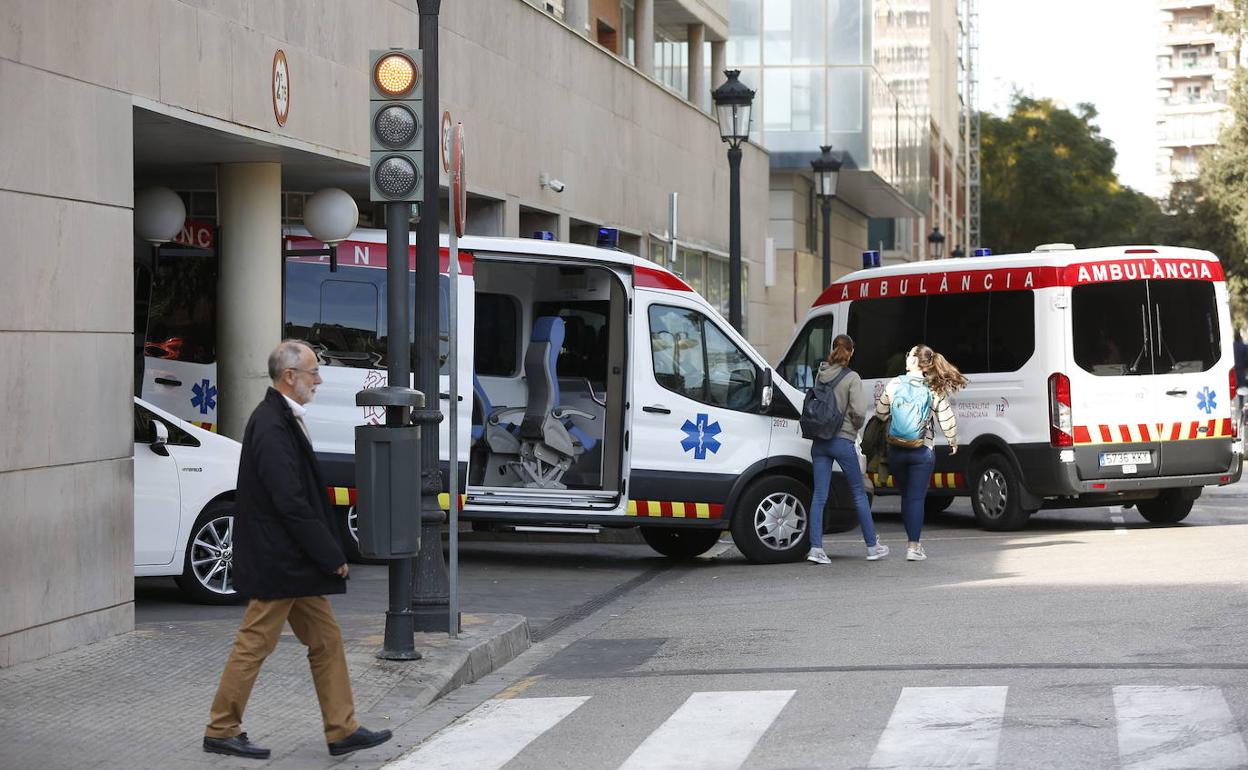 Varias ambulancias en la entrada de Urgencias del Hospital Clínico de Valencia.