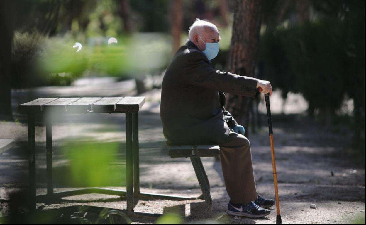 Jubilado, en un parque durante la pandemia.