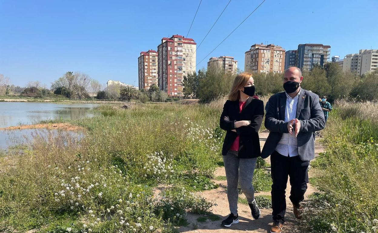 El alcalde, Paco Gómez, y la diputada, Dolors Gimeno, visitan el marjal. 
