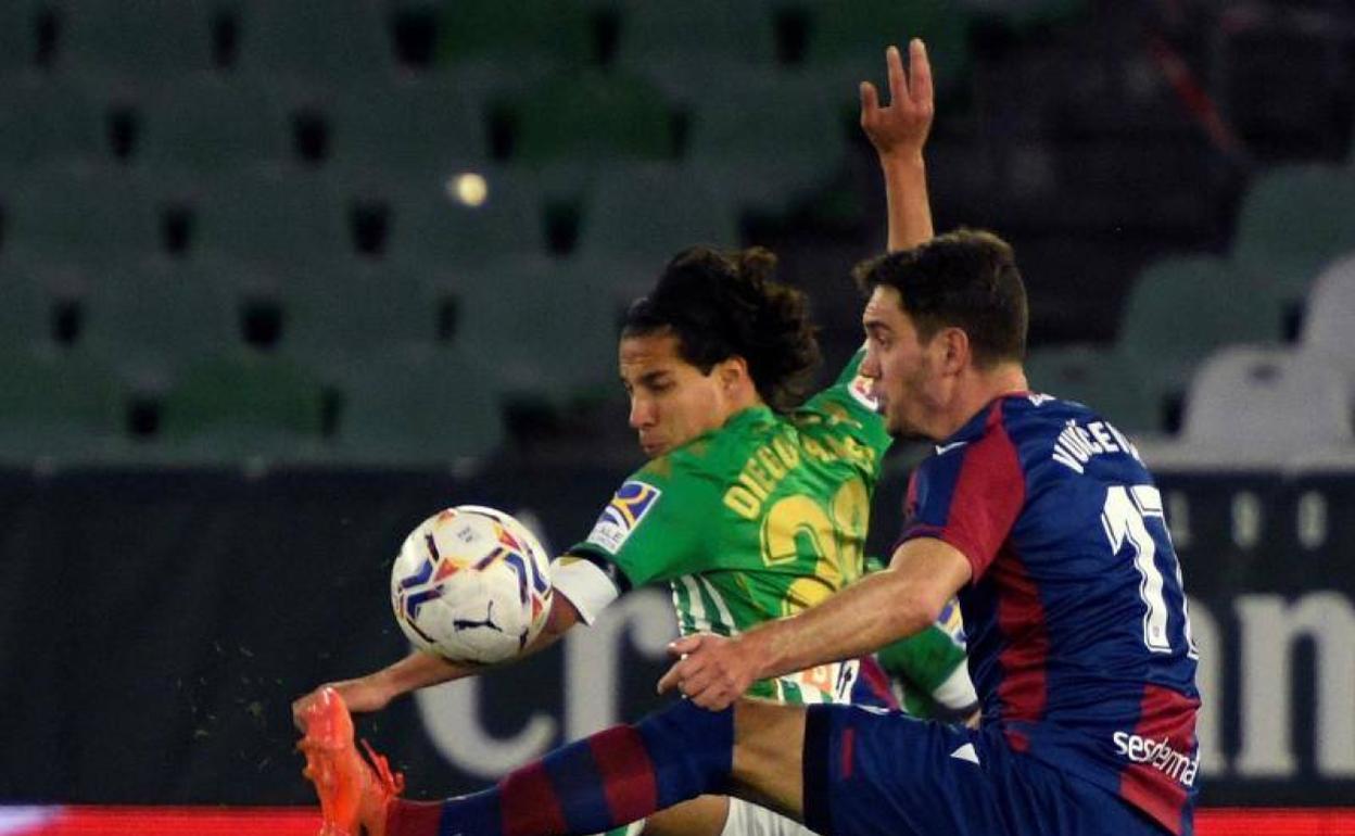 Vukcevic pugna con Lainez en el partido contra el Betis. 