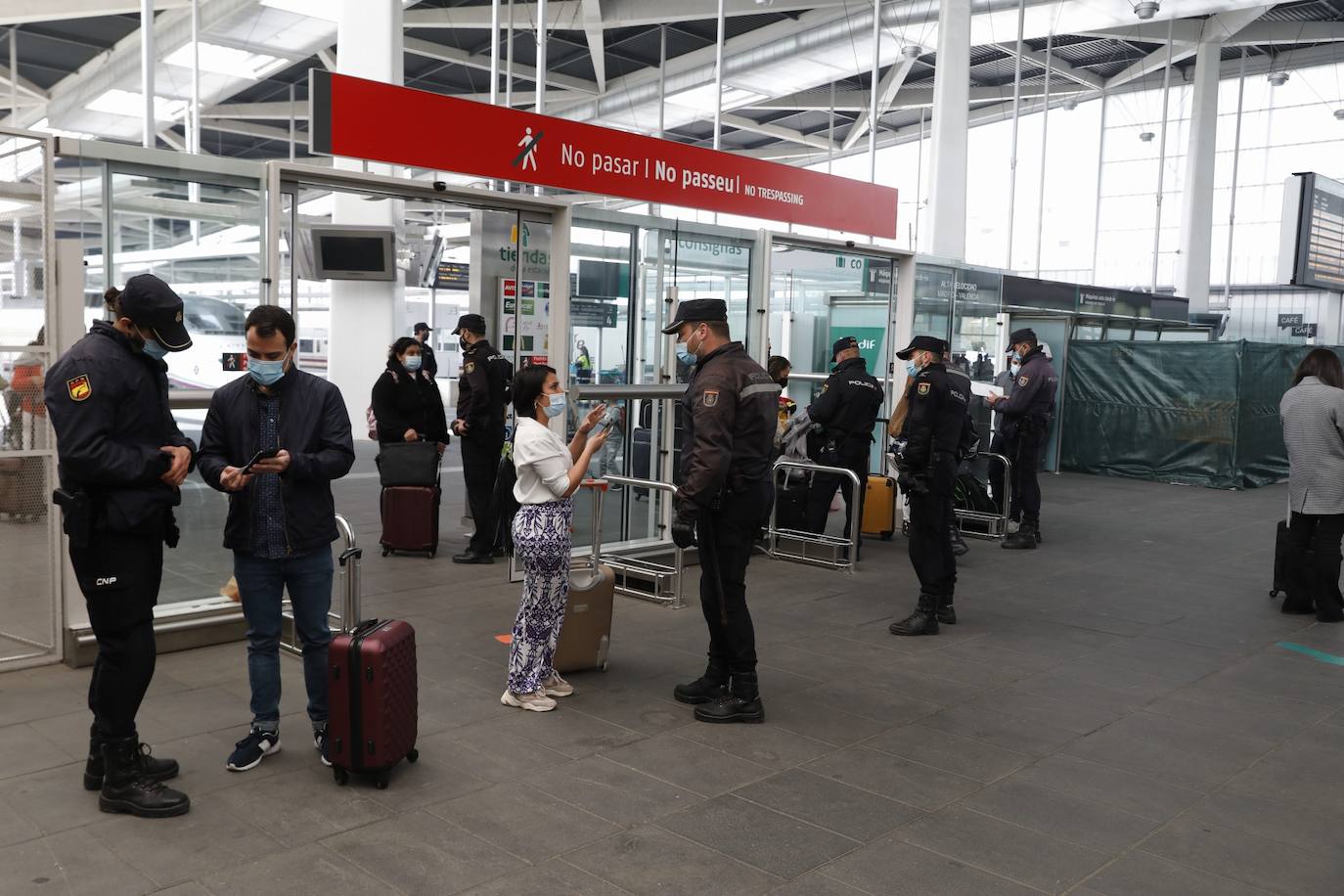 Los agentes vigilan carreteras, estaciones y aeropuertos en la Comunitat Valenciana para garantizar que se cumplen las medidas impuestas por el Ministerio de Sanidad