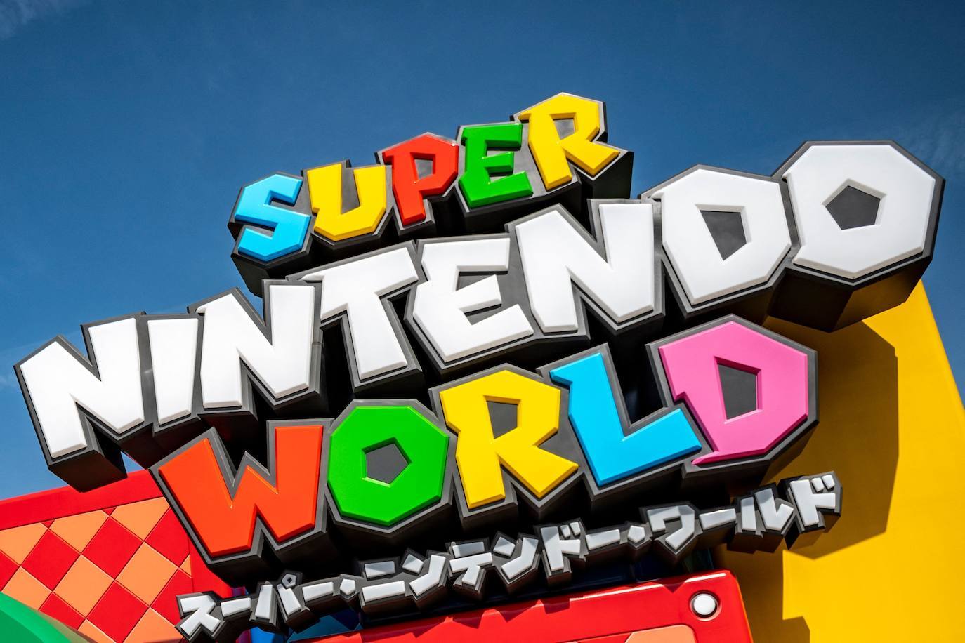 El mundo de Super Mario se vuelve realidad con el nuevo parque de atracciones Super Nintendo World, que abrió sus puertas el pasado 18 de marzo en Osaka (Japón). Con sus decorados en atracciones, edificios y actividades, el parque temático de Nintendo permite a sus visitantes trasladarse por completo dentro del popular videojuego. 