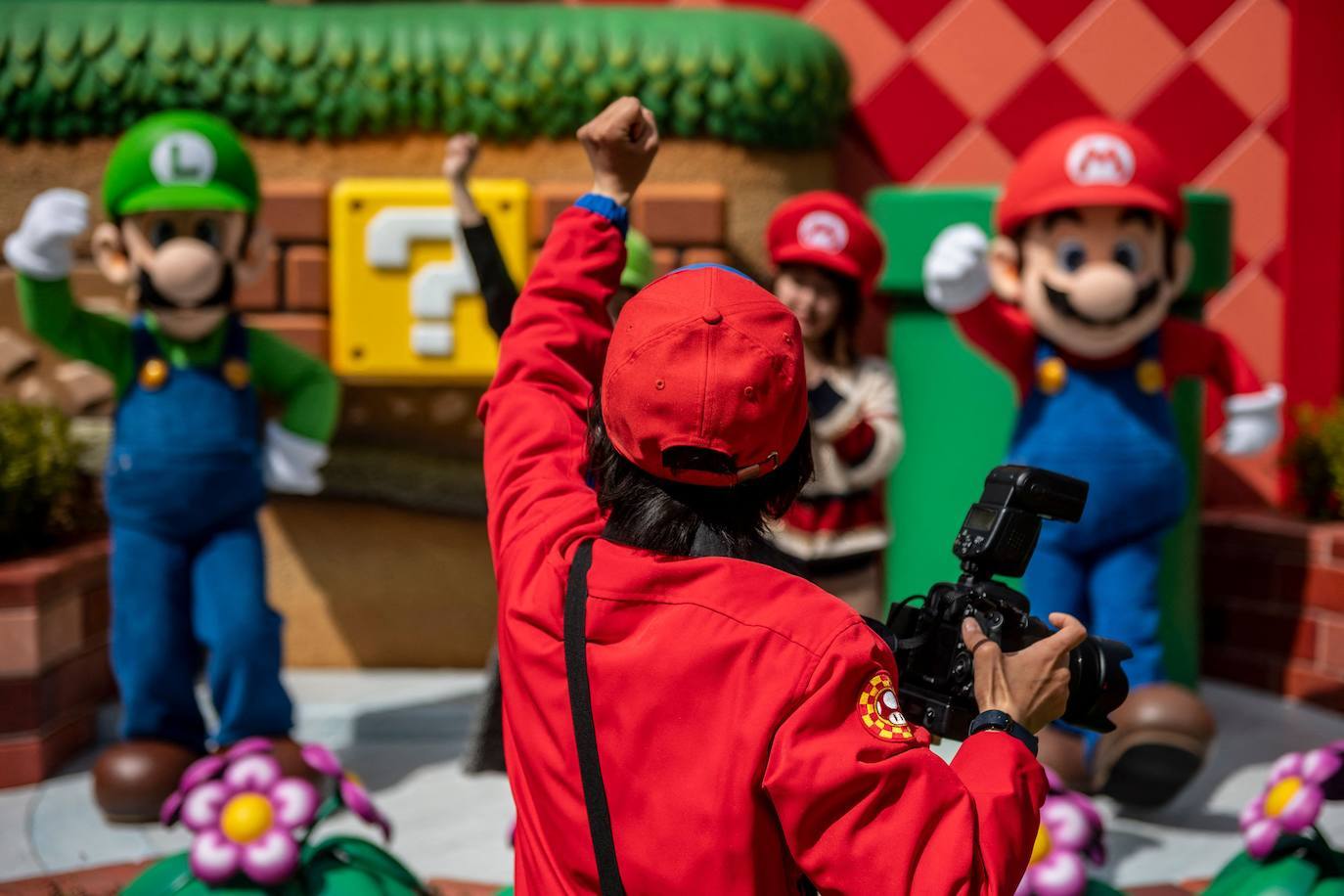 El mundo de Super Mario se vuelve realidad con el nuevo parque de atracciones Super Nintendo World, que abrió sus puertas el pasado 18 de marzo en Osaka (Japón). Con sus decorados en atracciones, edificios y actividades, el parque temático de Nintendo permite a sus visitantes trasladarse por completo dentro del popular videojuego. 