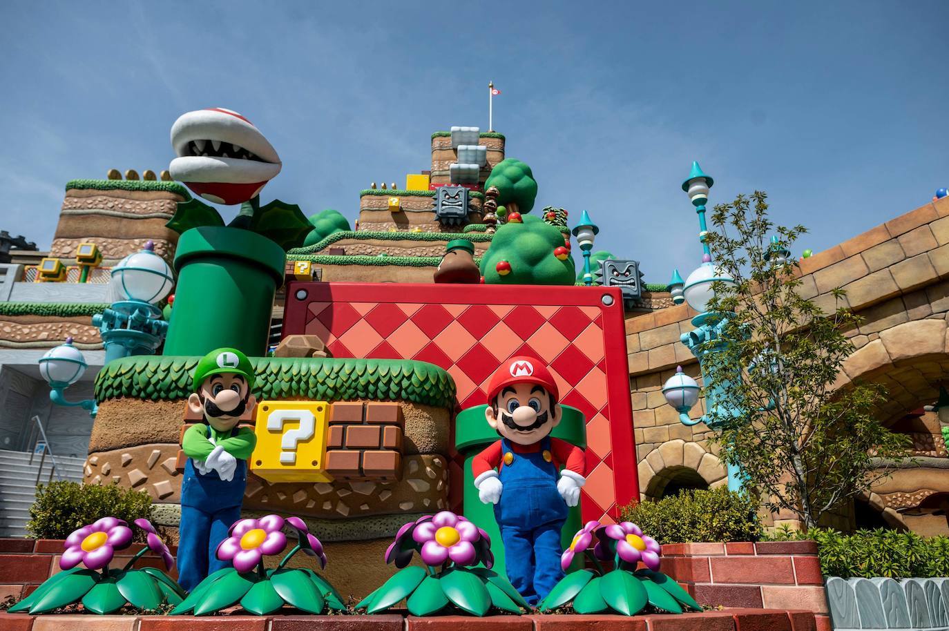 El mundo de Super Mario se vuelve realidad con el nuevo parque de atracciones Super Nintendo World, que abrió sus puertas el pasado 18 de marzo en Osaka (Japón). Con sus decorados en atracciones, edificios y actividades, el parque temático de Nintendo permite a sus visitantes trasladarse por completo dentro del popular videojuego. 