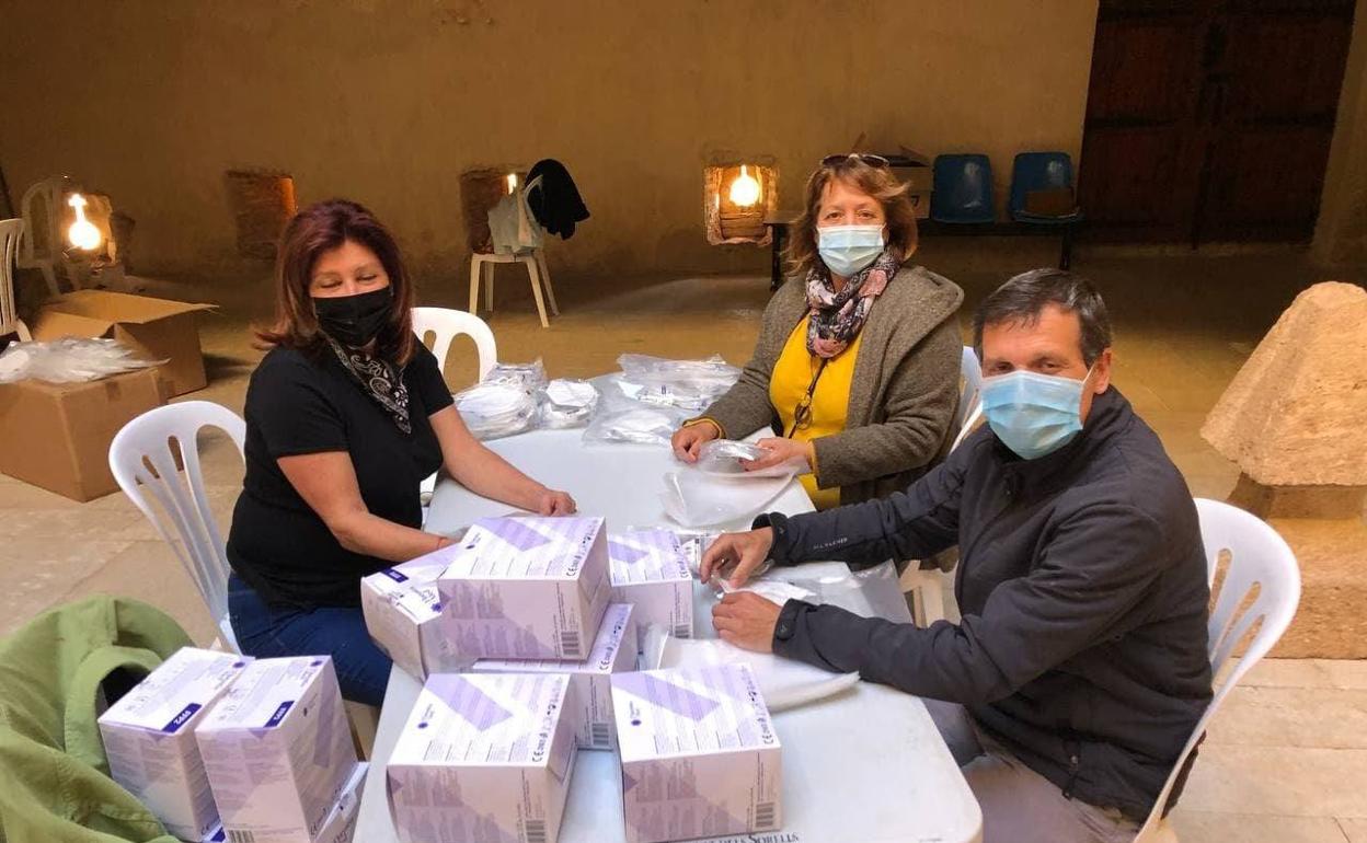 Los concejales del Consistorio preparan las mascarillas. 